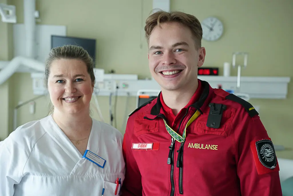 To personer, mann og dame, i fødestue.