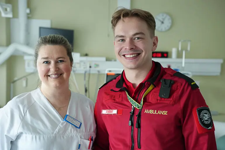 To personer, mann og dame, i fødestue.