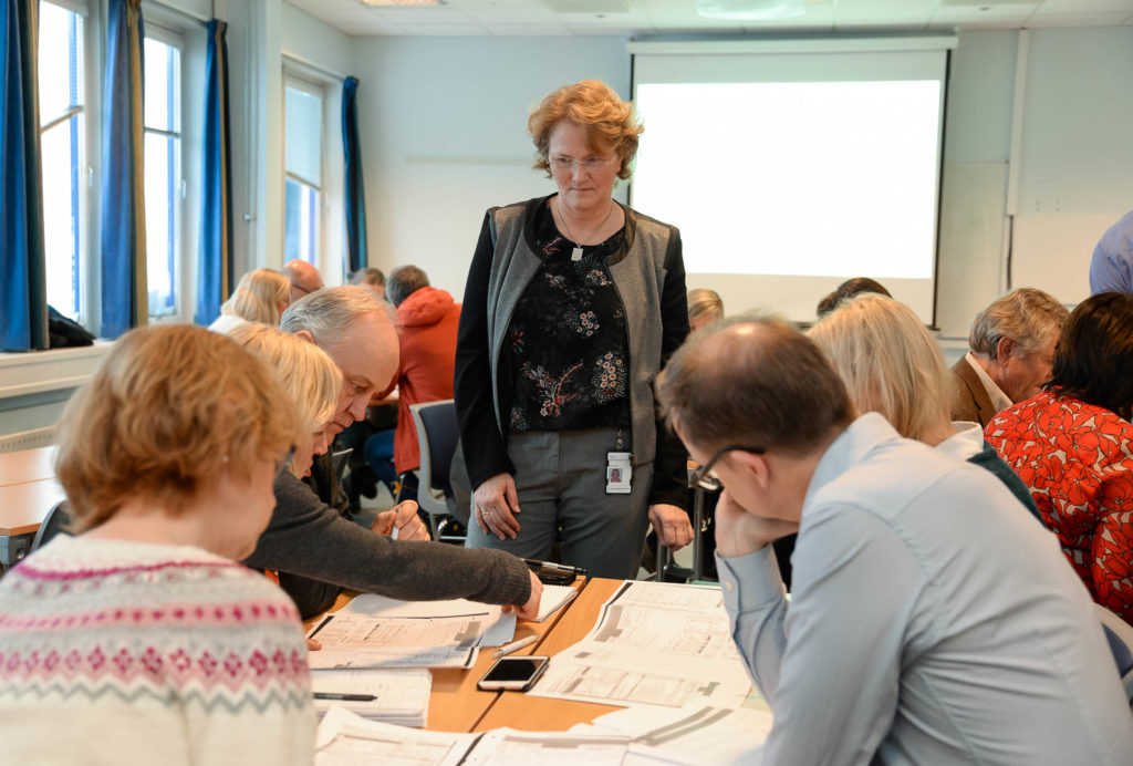 En person som snakker til en gruppe mennesker