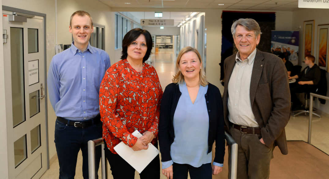 En gruppe mennesker som poserer for et bilde