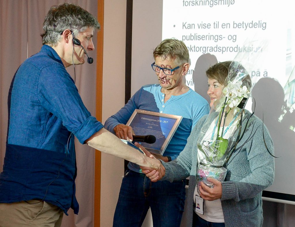 Noen få som ser på en bok