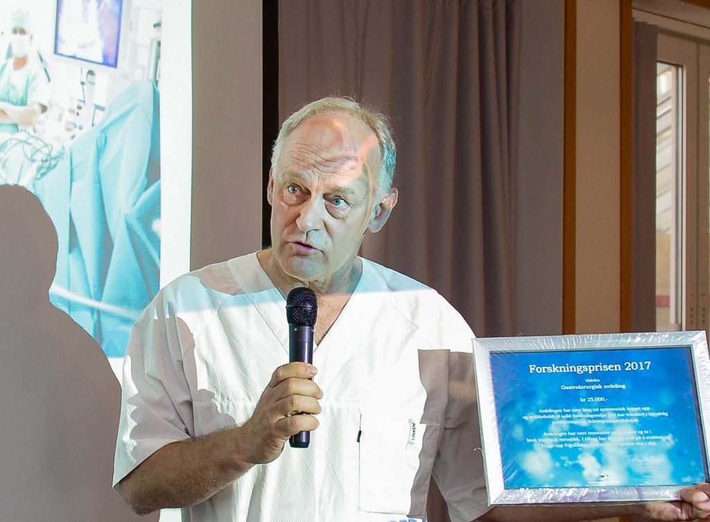 En mann som snakker inn i en mikrofon