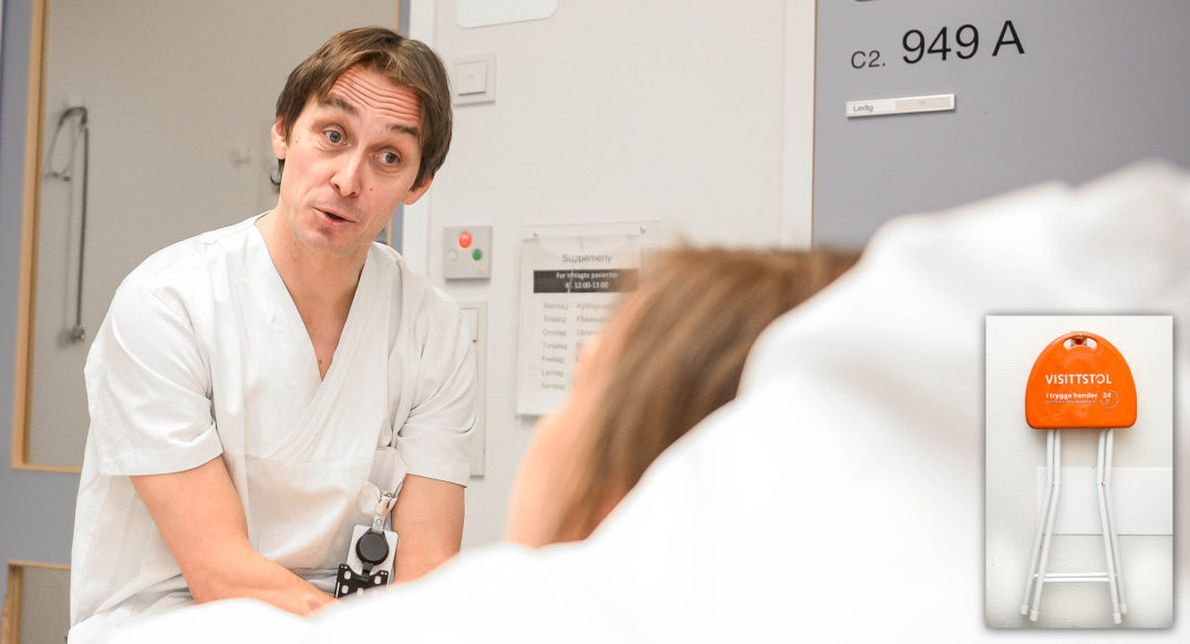 En person som holder et menneskes hode