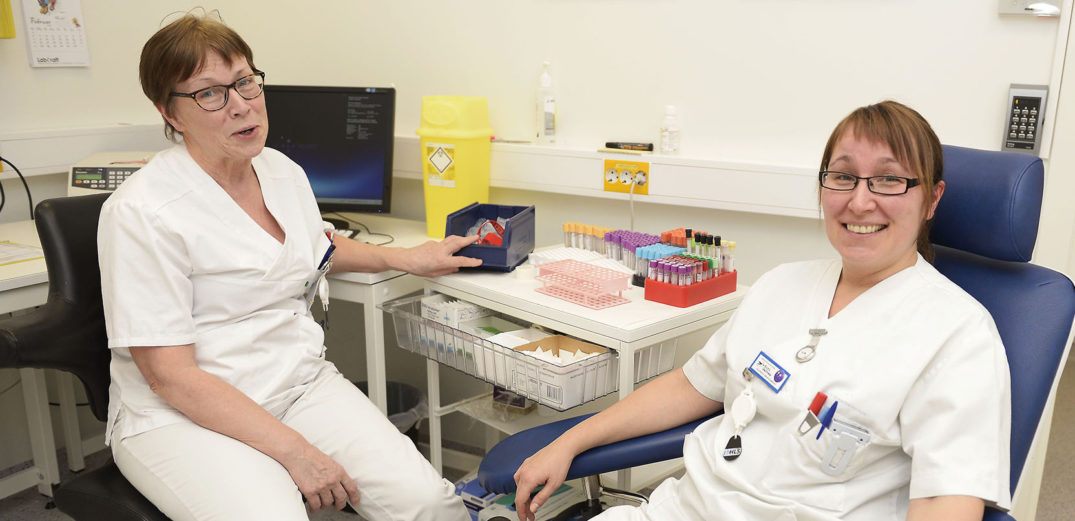 Spesialbioingeniør Ineke Karlsen (til venstre) og fagbioingeniør Siri Garnes ved laboratoriemedisin UNN Narvik. Foto: Per-Christian Johansen