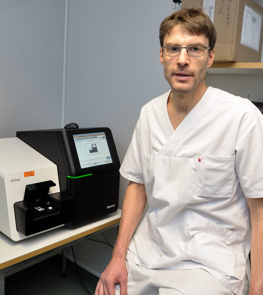 En mann iført hvit skjorte