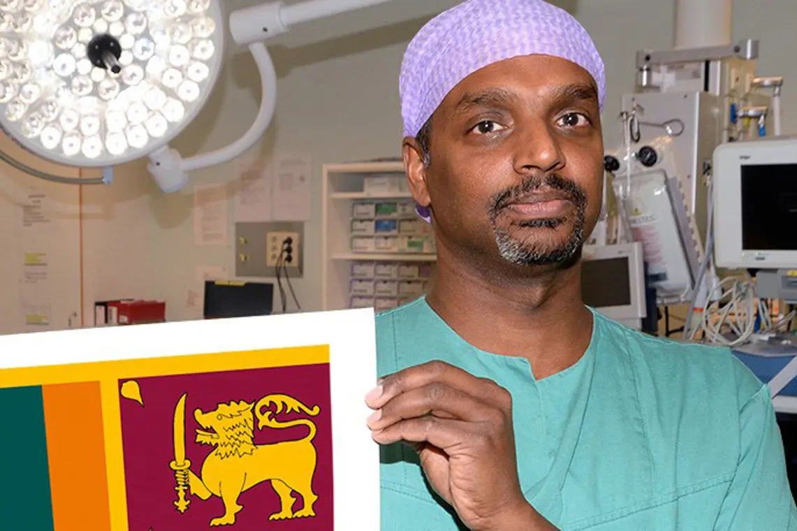 En mann på et sykehusrom