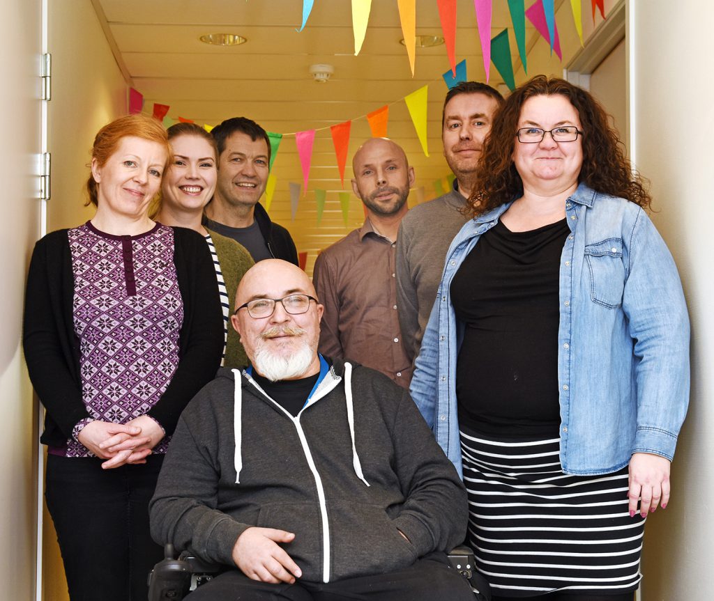 En gruppe mennesker som poserer for et bilde