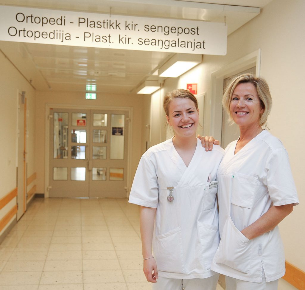 Et par kvinner i hvite laboratoriefrakker