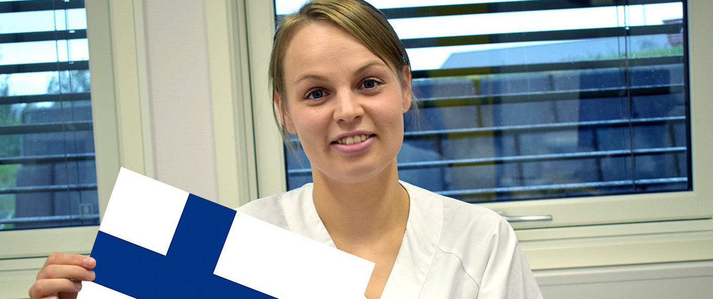 En person som holder et flagg