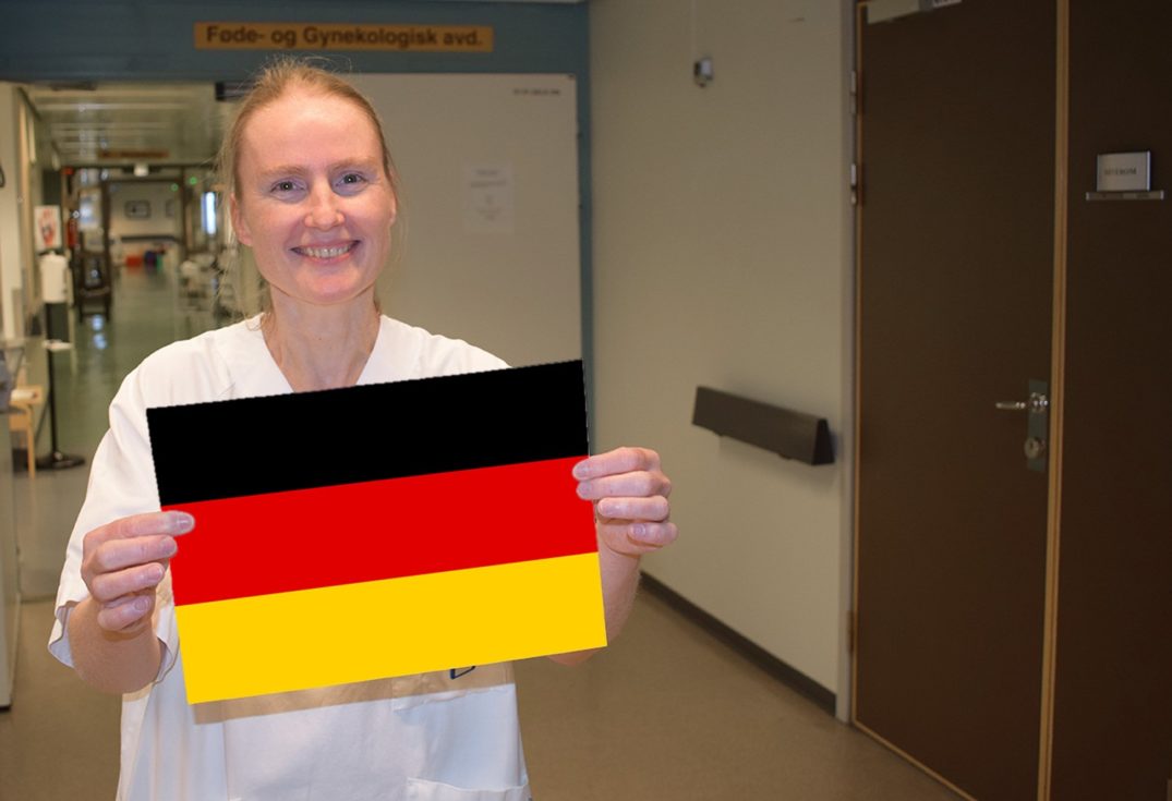 En mann som holder et skilt