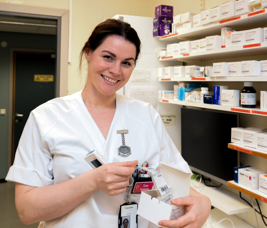 En kvinne i hvit frakk