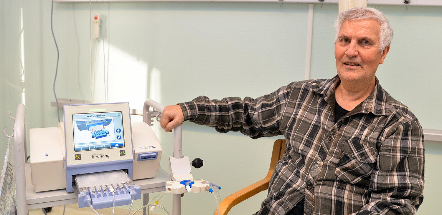 En mann som sitter i en stol