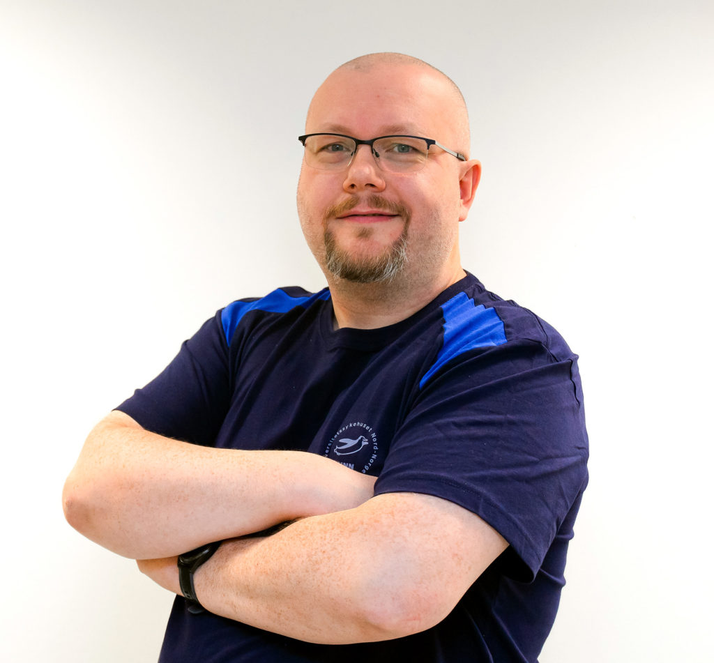 En mann med armene i kors