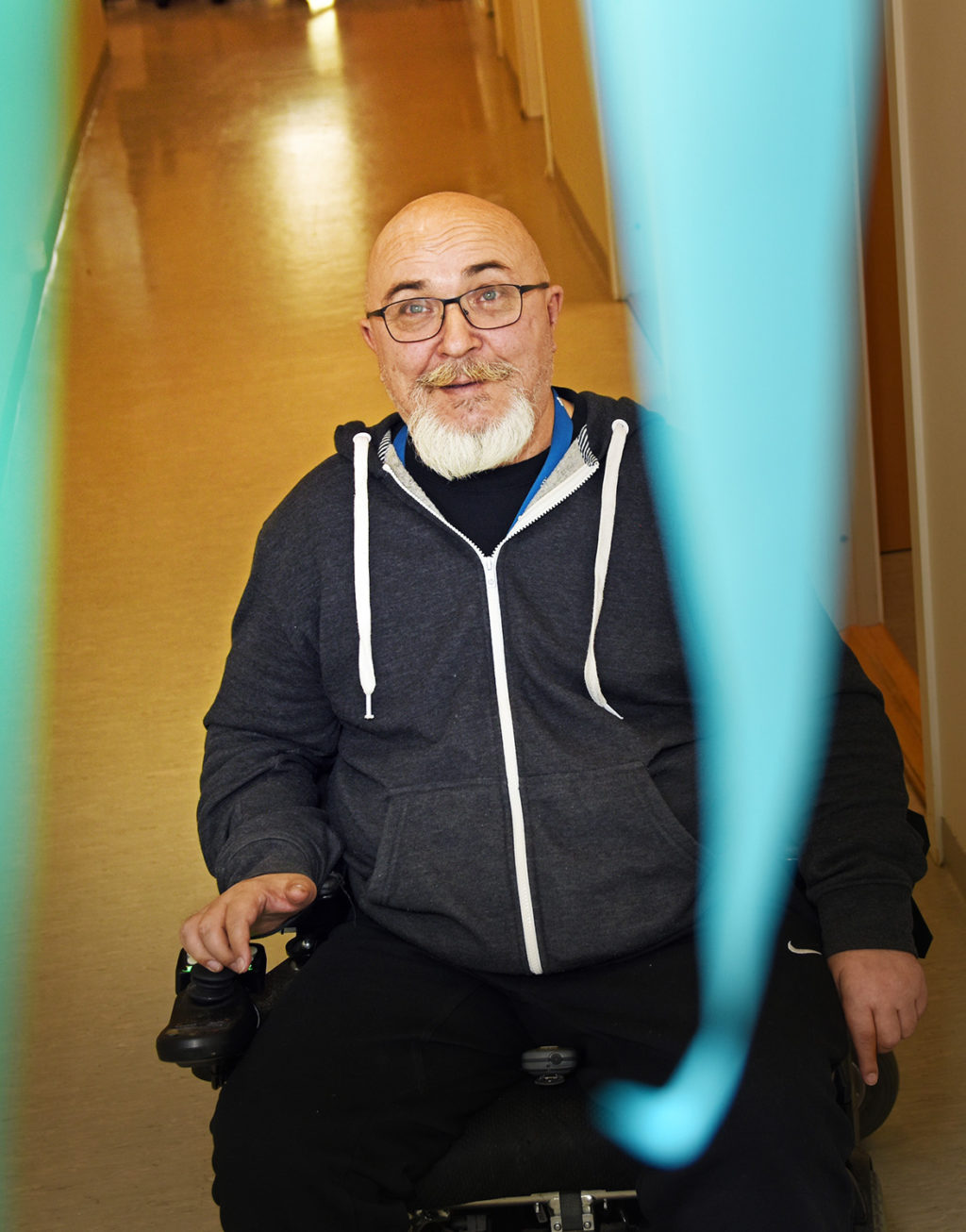 En mann som sitter på en benk