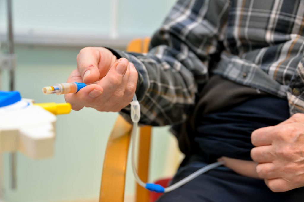 En person som holder en blå kabel