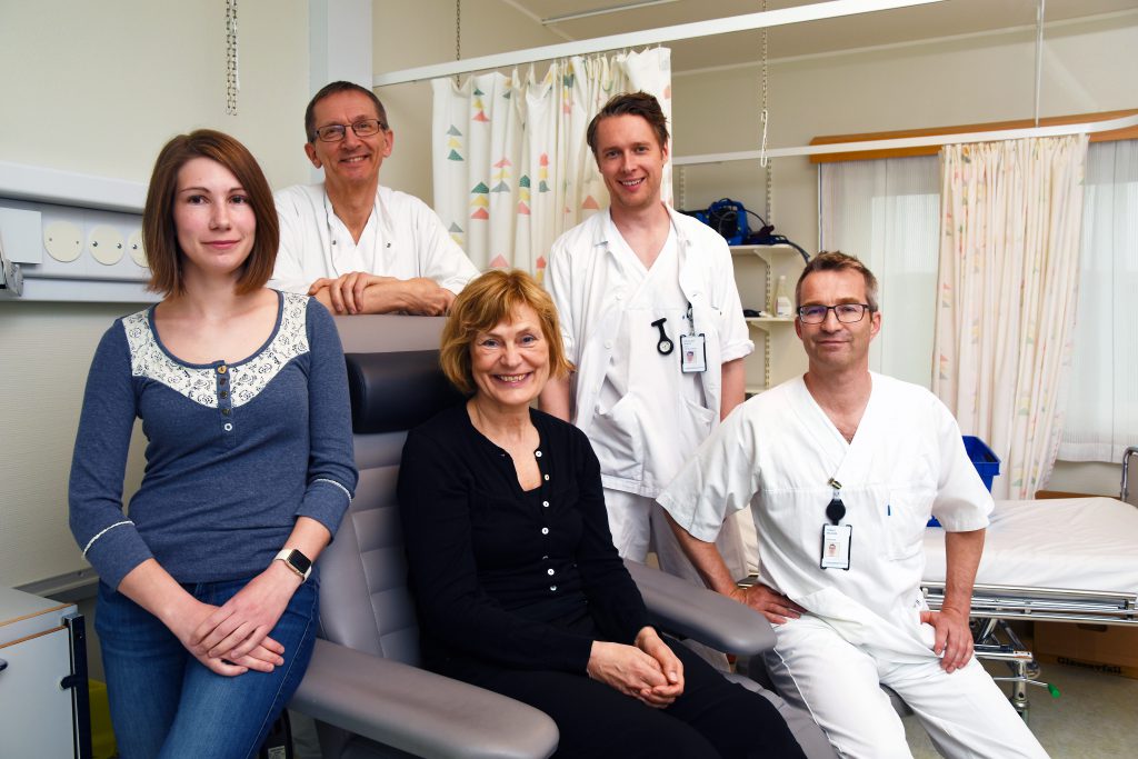 En gruppe mennesker som poserer for et bilde