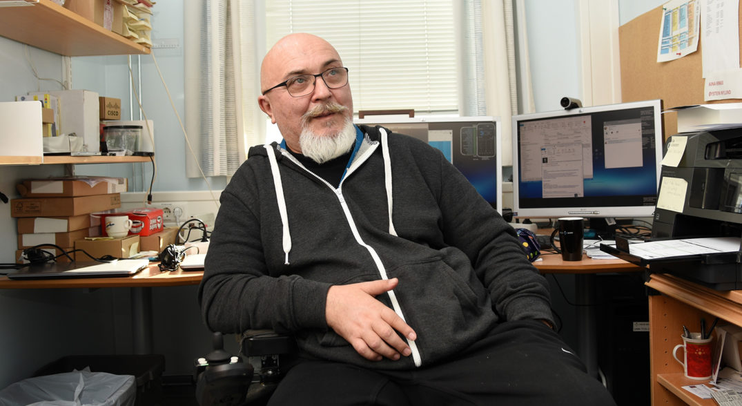 En mann som sitter i en stol