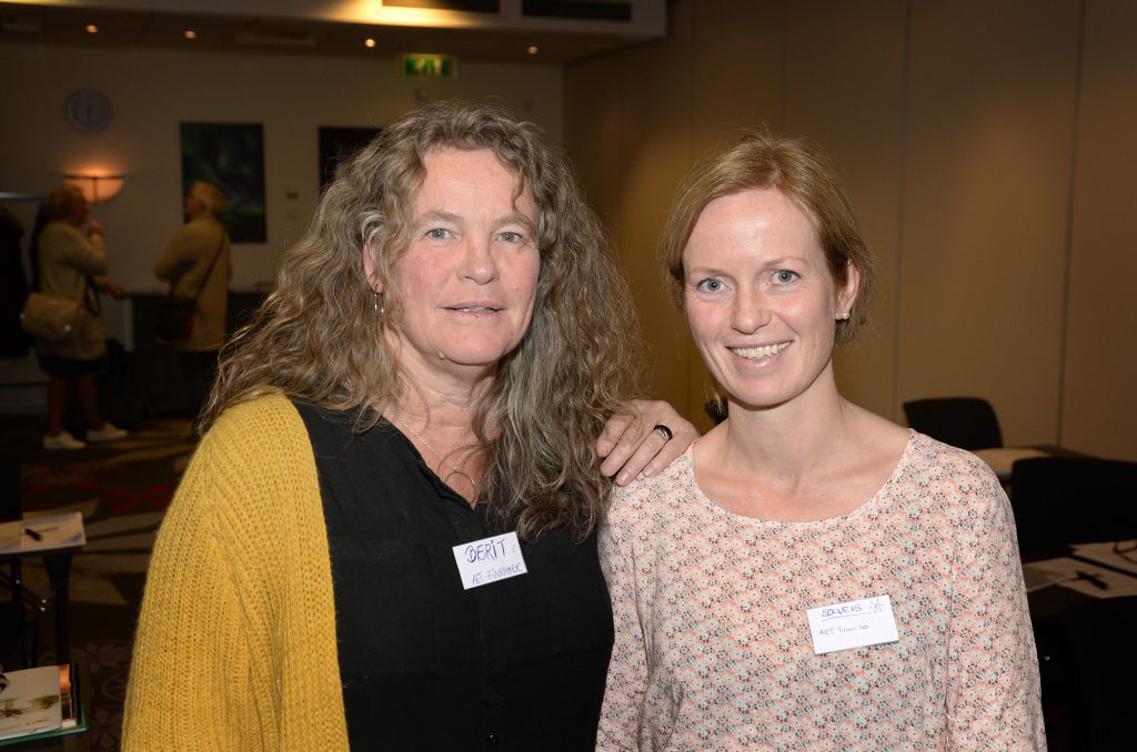 Et par kvinner som smiler