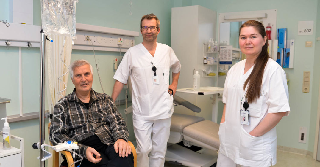 En gruppe mennesker i et rom