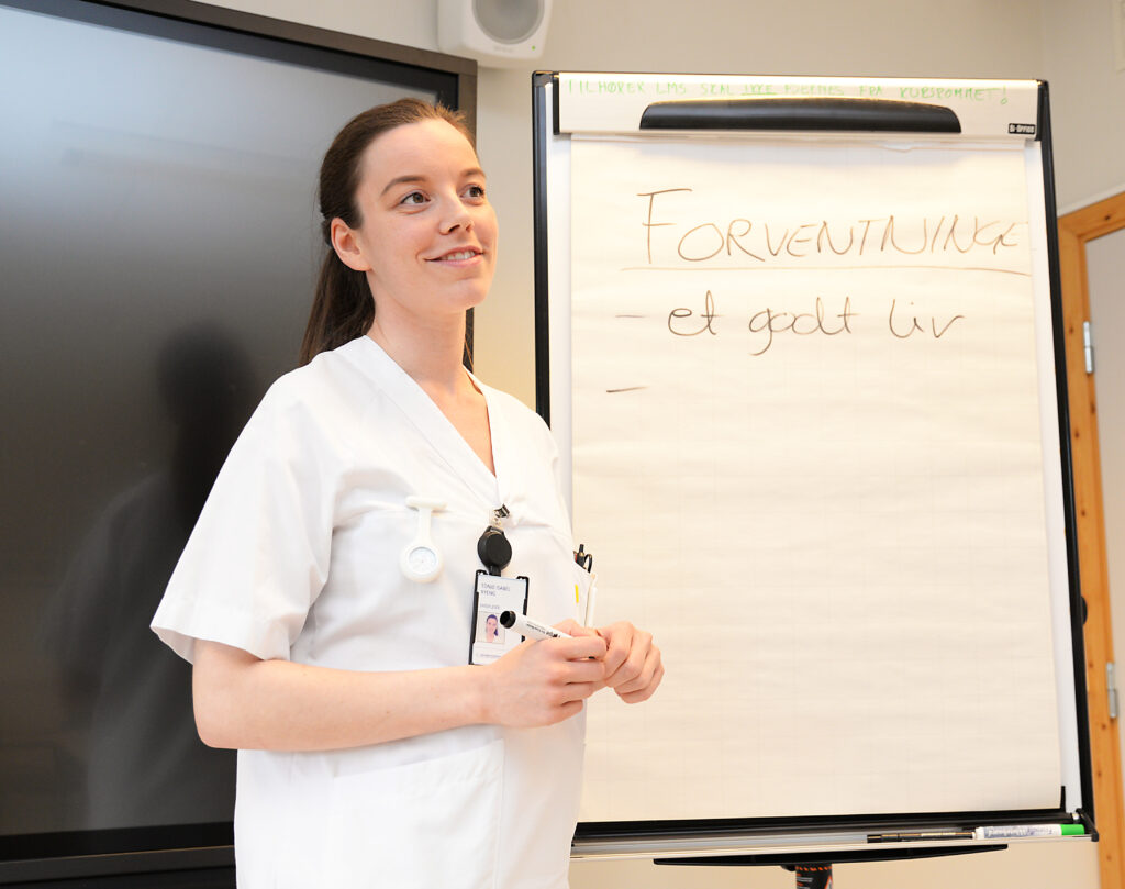 En person som holder en whiteboard