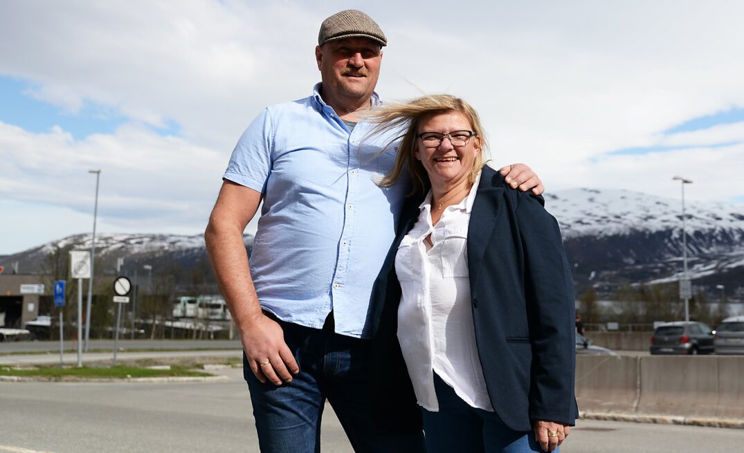 En mann og en kvinne som poserer for et bilde