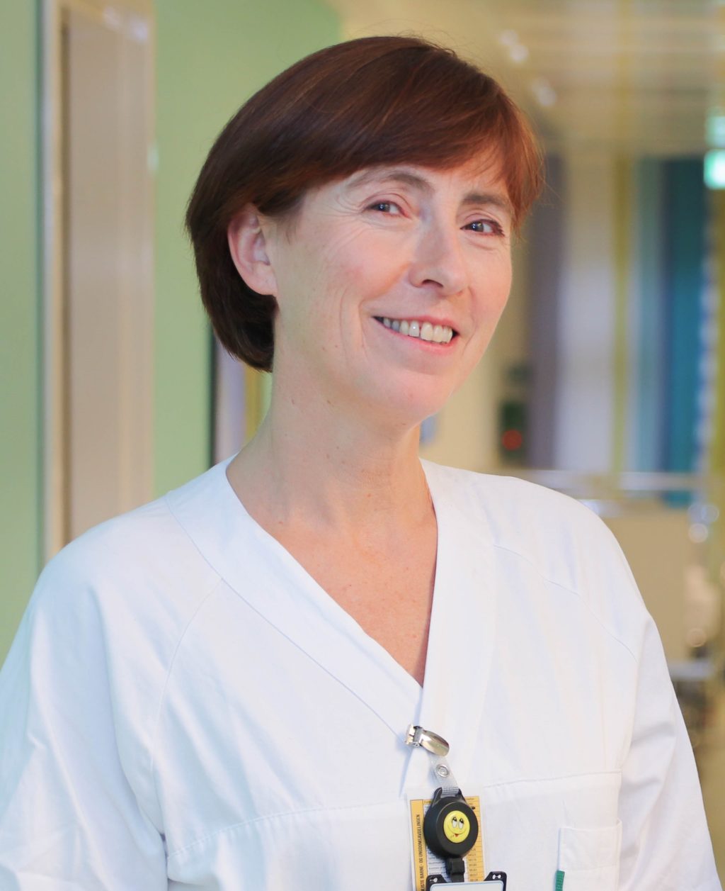 Et nærbilde av en person som smiler