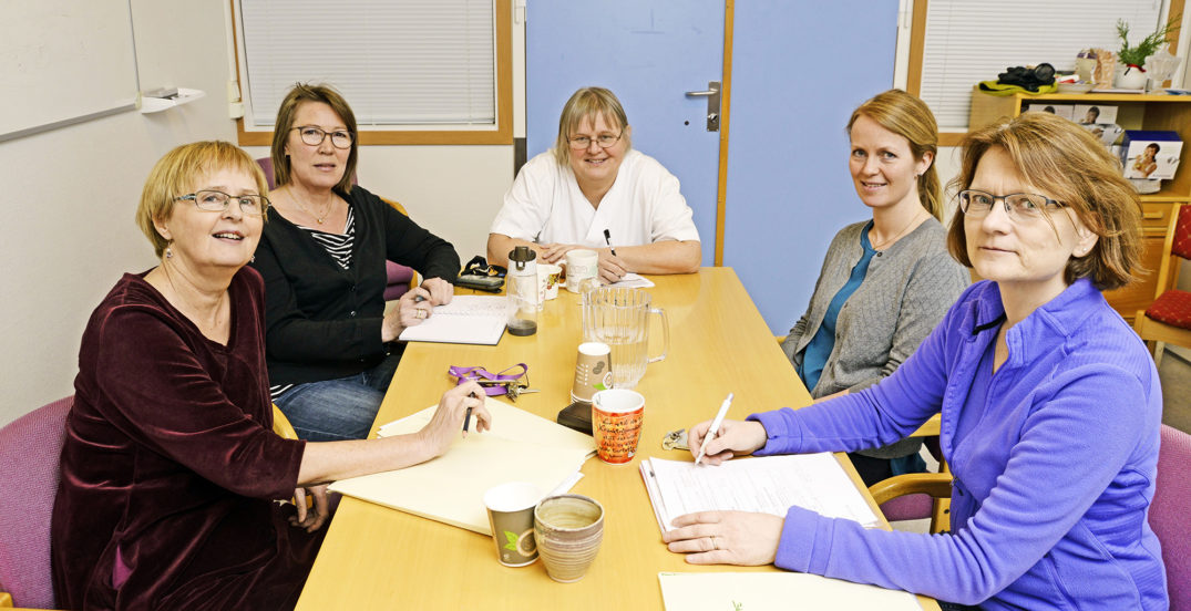 En gruppe kvinner som sitter ved et bord