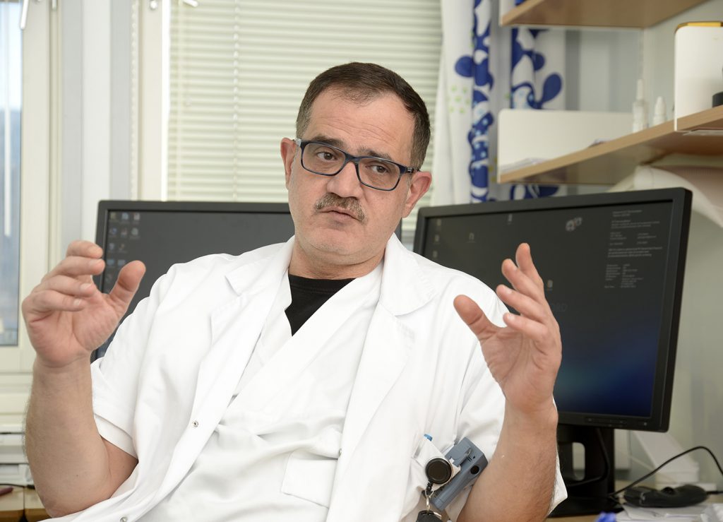 En mann som holder en tavle