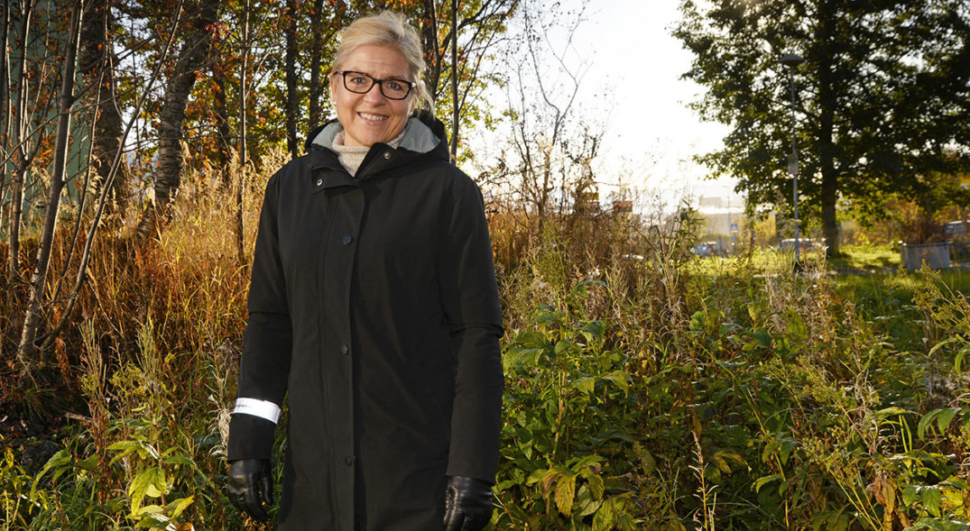 En mann som står på en åker