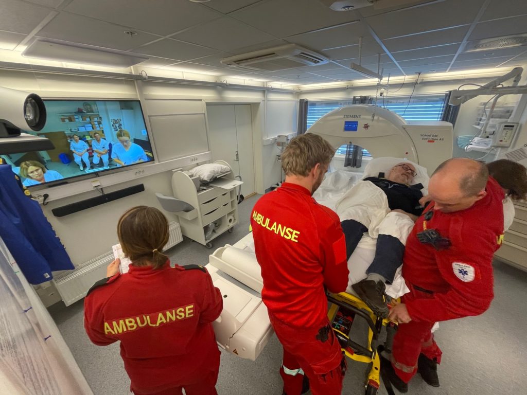 En gruppe mennesker i et rom