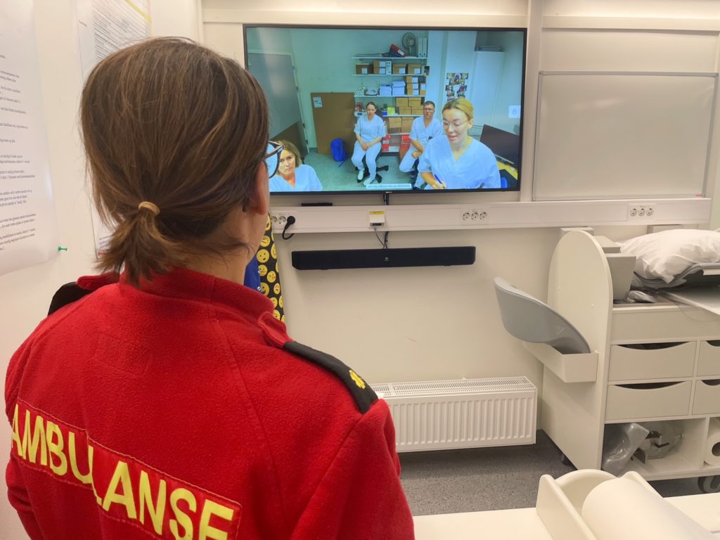 En person som ser på en skjerm