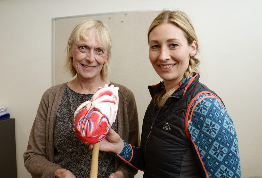 Et par kvinner som holder et kosedyr