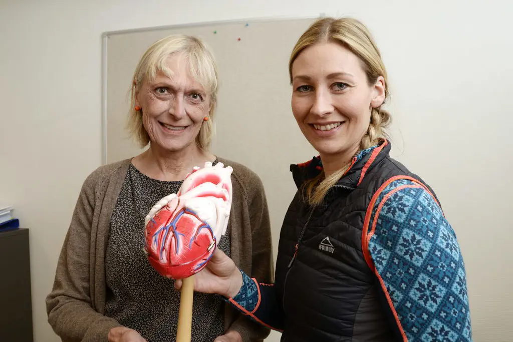 Et par kvinner som holder et kosedyr