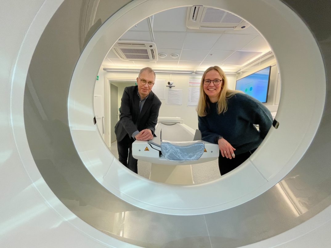 En mann og en kvinne poserer for et bilde på et toalett