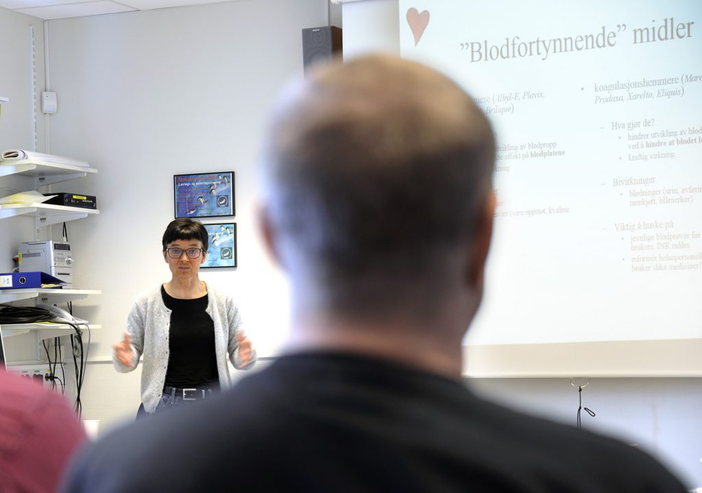 En mann som ser på en kvinne