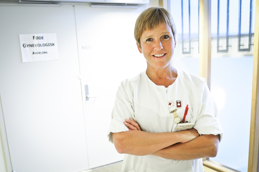 En mann med armene i kors