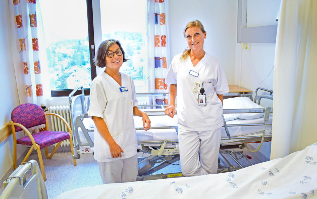 Noen få kvinner i hvite laboratoriefrakker