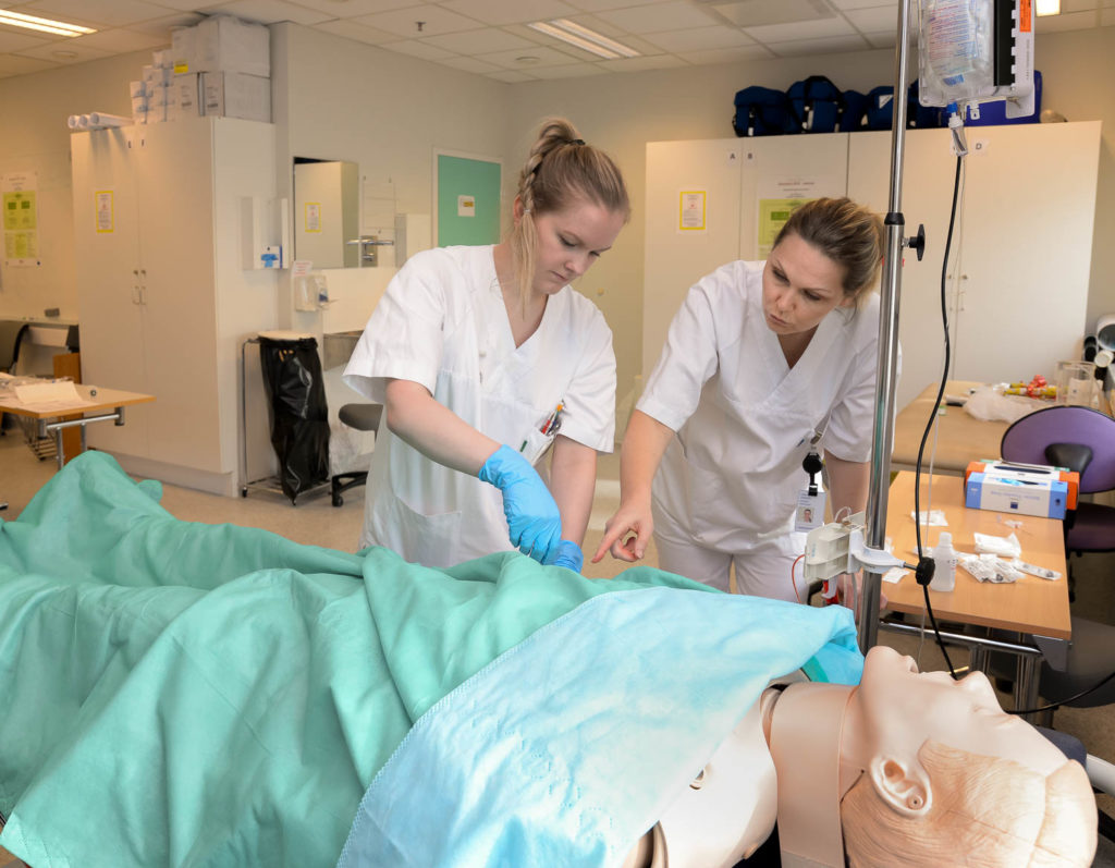 Et par kvinner på et sykehus