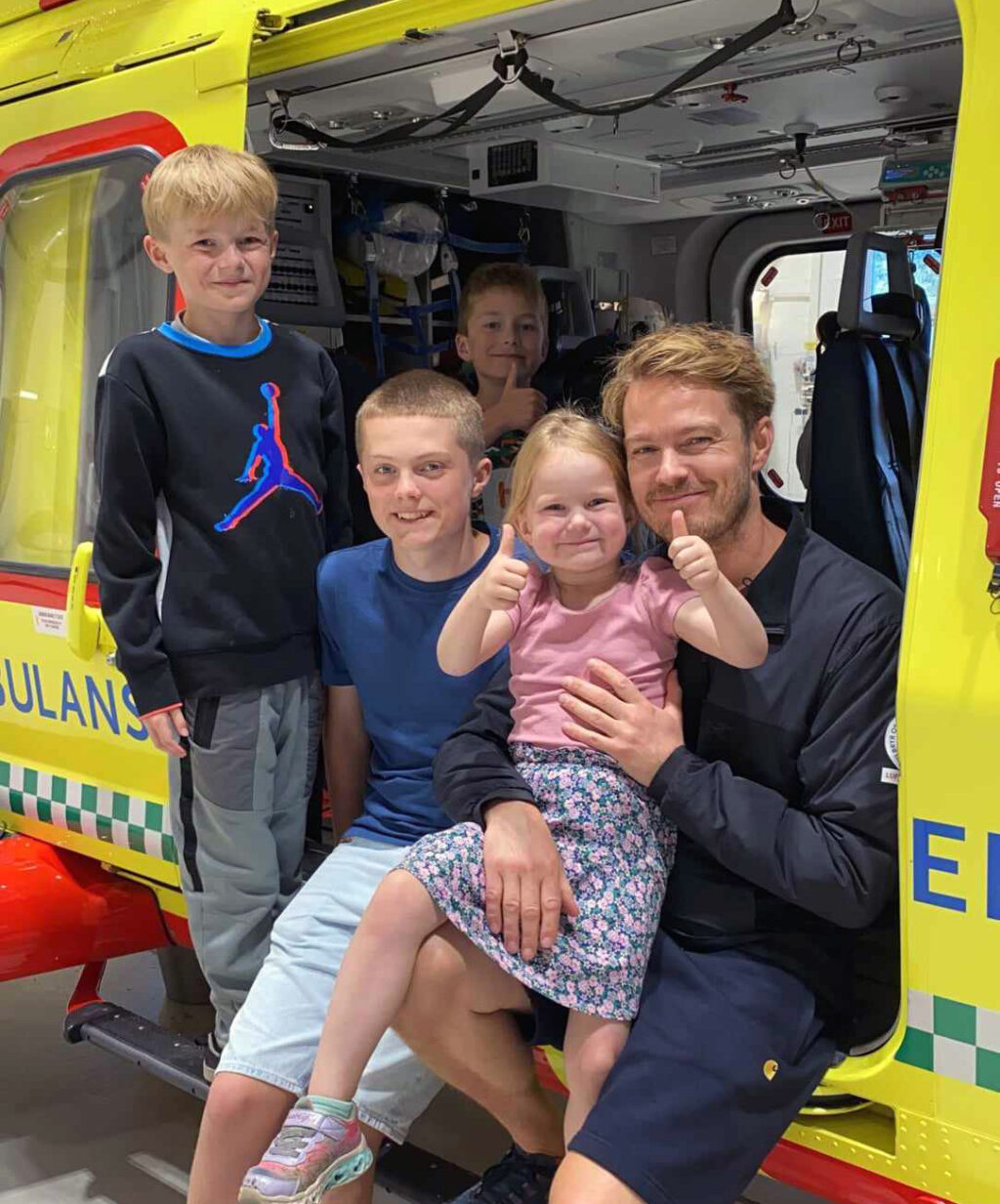 Familien Florholmen-Kjær med pappa i helikopteret