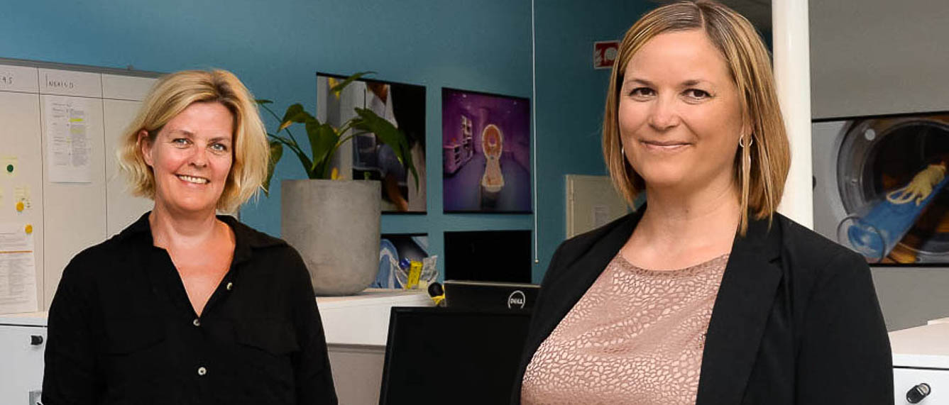 Et par kvinner som smiler