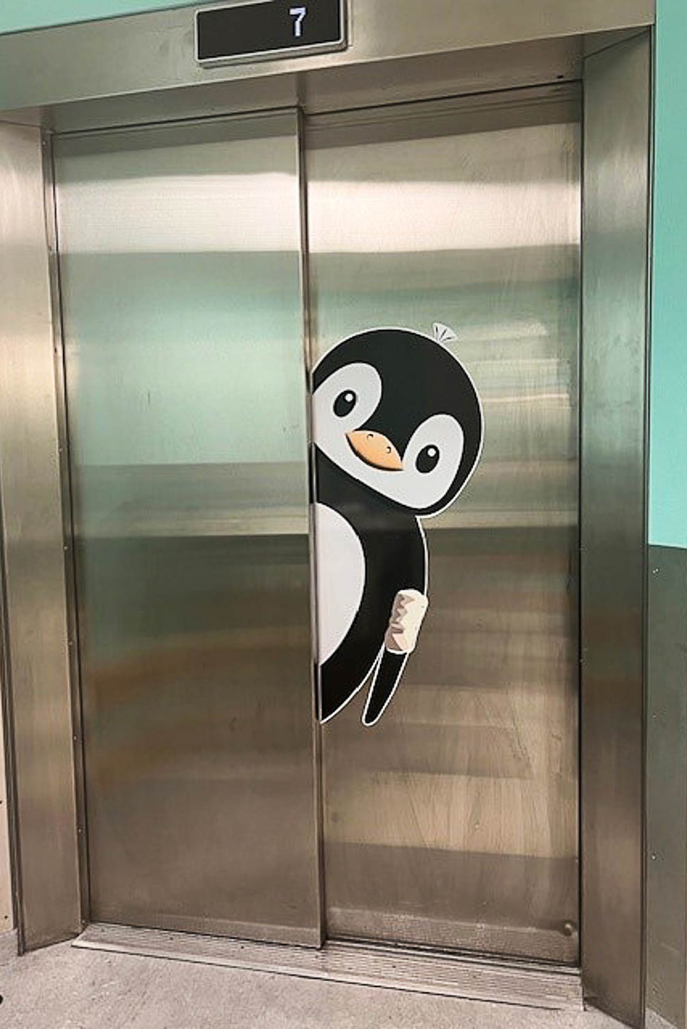 Pingvin-motiv på heisdør