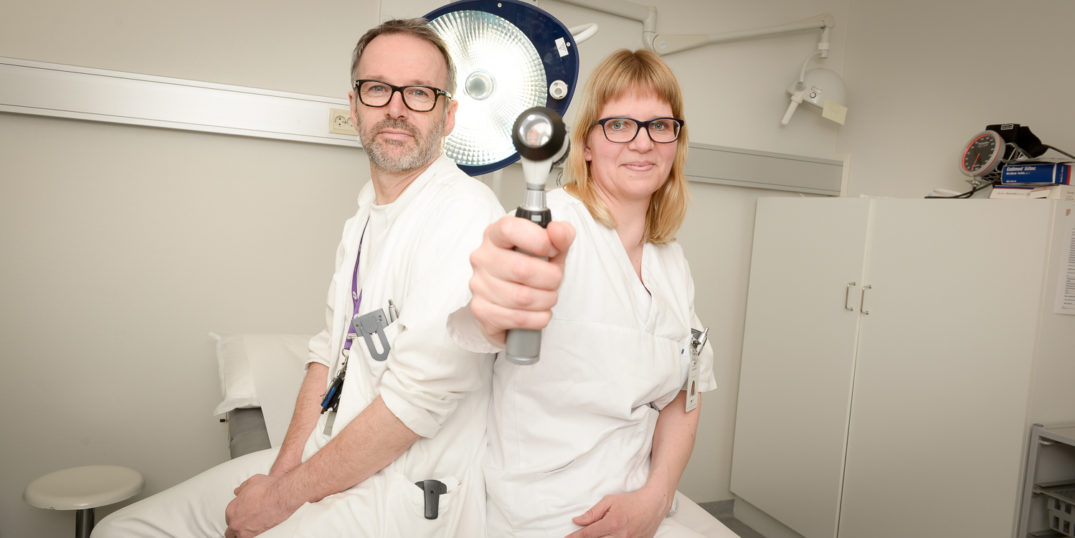 En mann og en kvinne i laboratoriefrakker