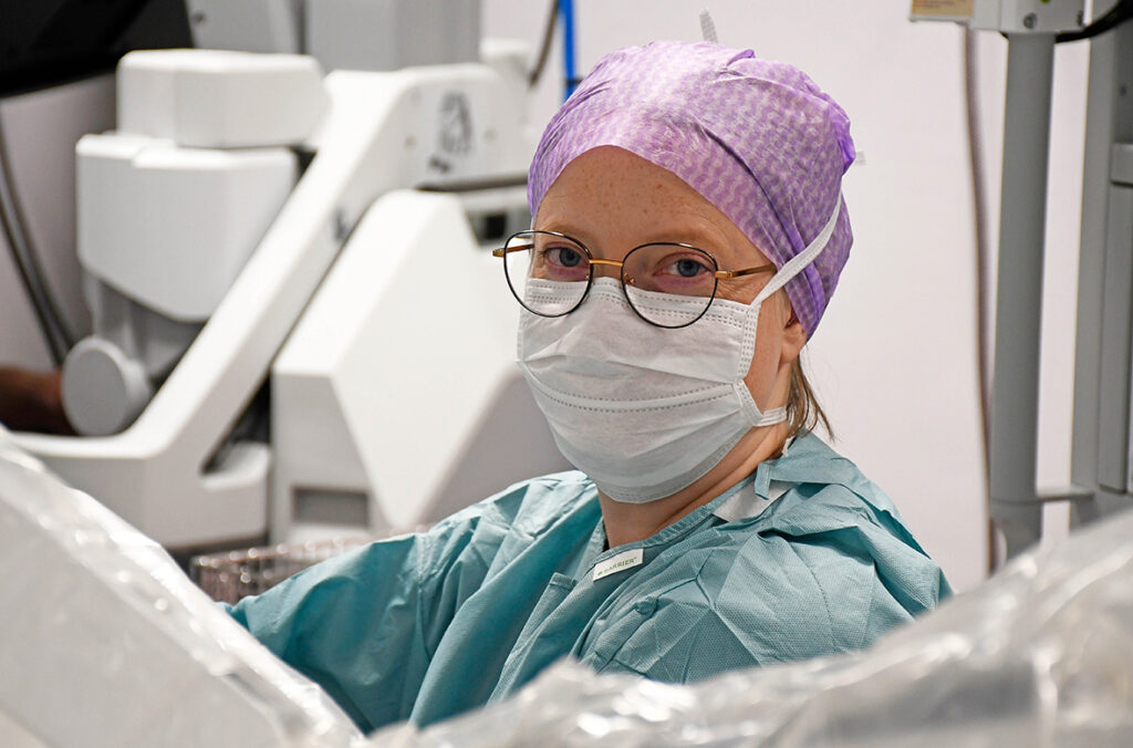 Portrett av operasjonssykepleier med uniform og maske