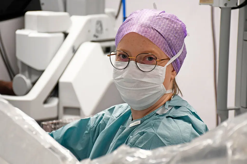 Portrett av operasjonssykepleier med uniform og maske