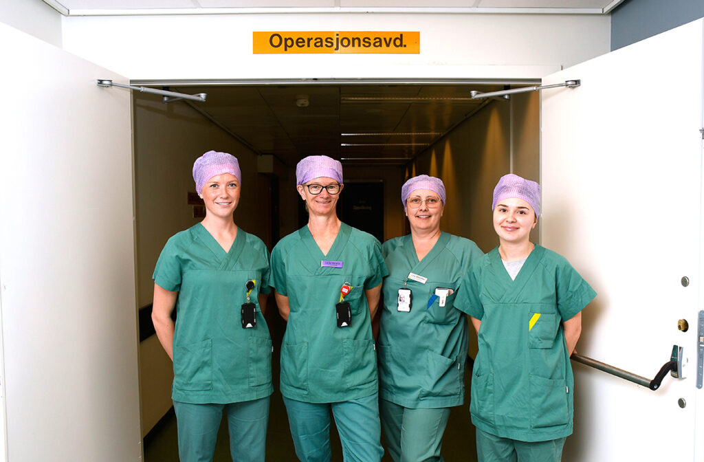 Fire personer oppstilt i en døråpning