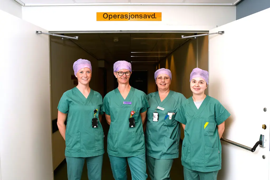 Fire personer oppstilt i en døråpning