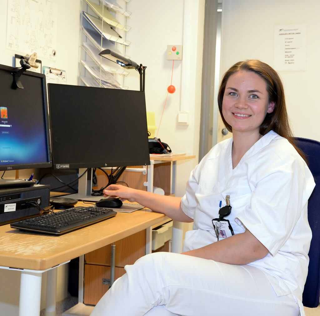 En person som sitter ved et skrivebord