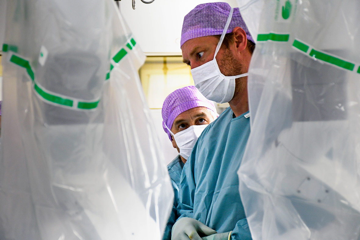 En gruppe mennesker iført kirurgiske uniformer og masker