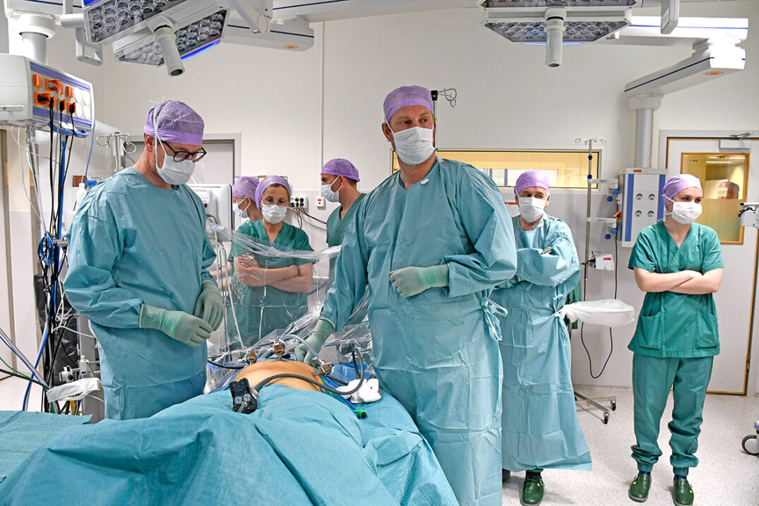 Mange folk i operasjonsrom