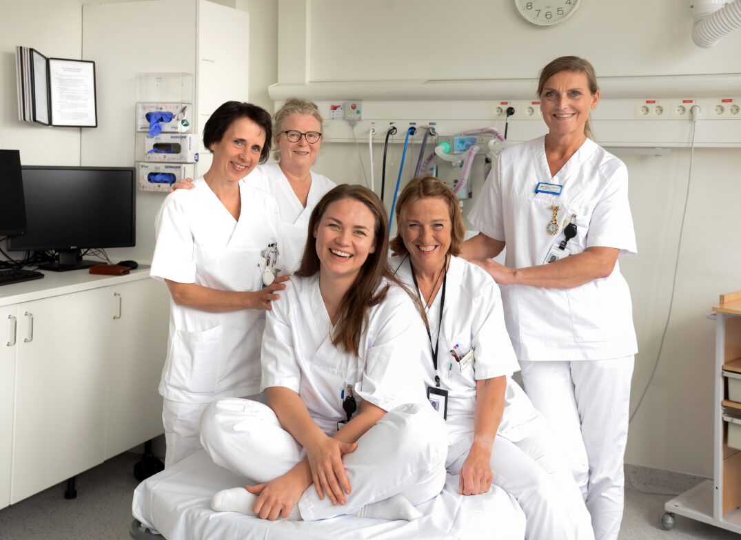 En gruppe mennesker i hvite laboratoriefrakker